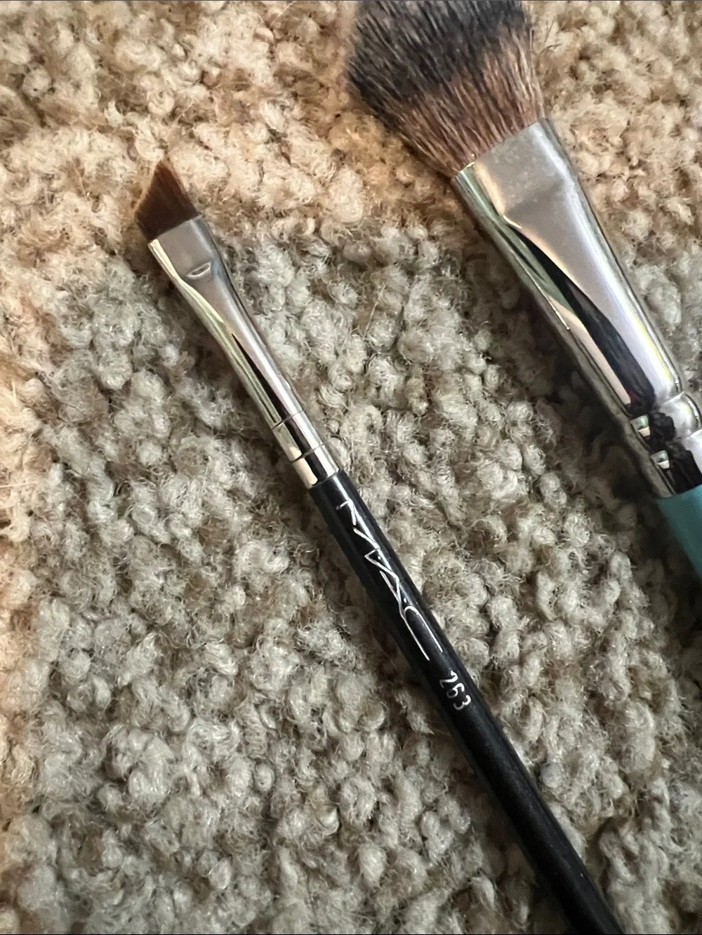 🎨 MAC #263 Small Angle Brush ( Eyes ) BONUS MYKITCO PRO 0.29 Brush